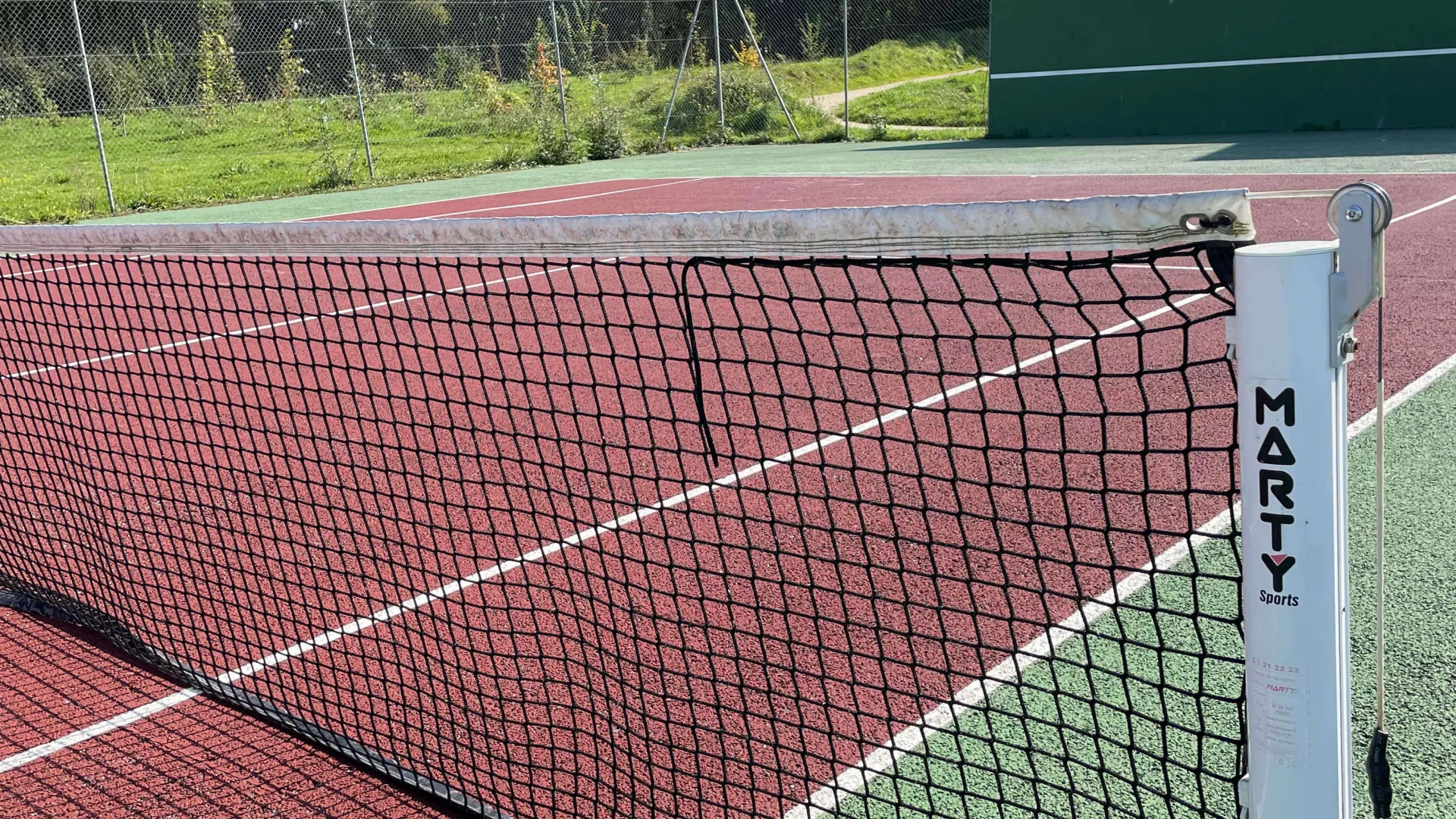 Terrain de tennis Saint Père en Retz près du camping du grand fay