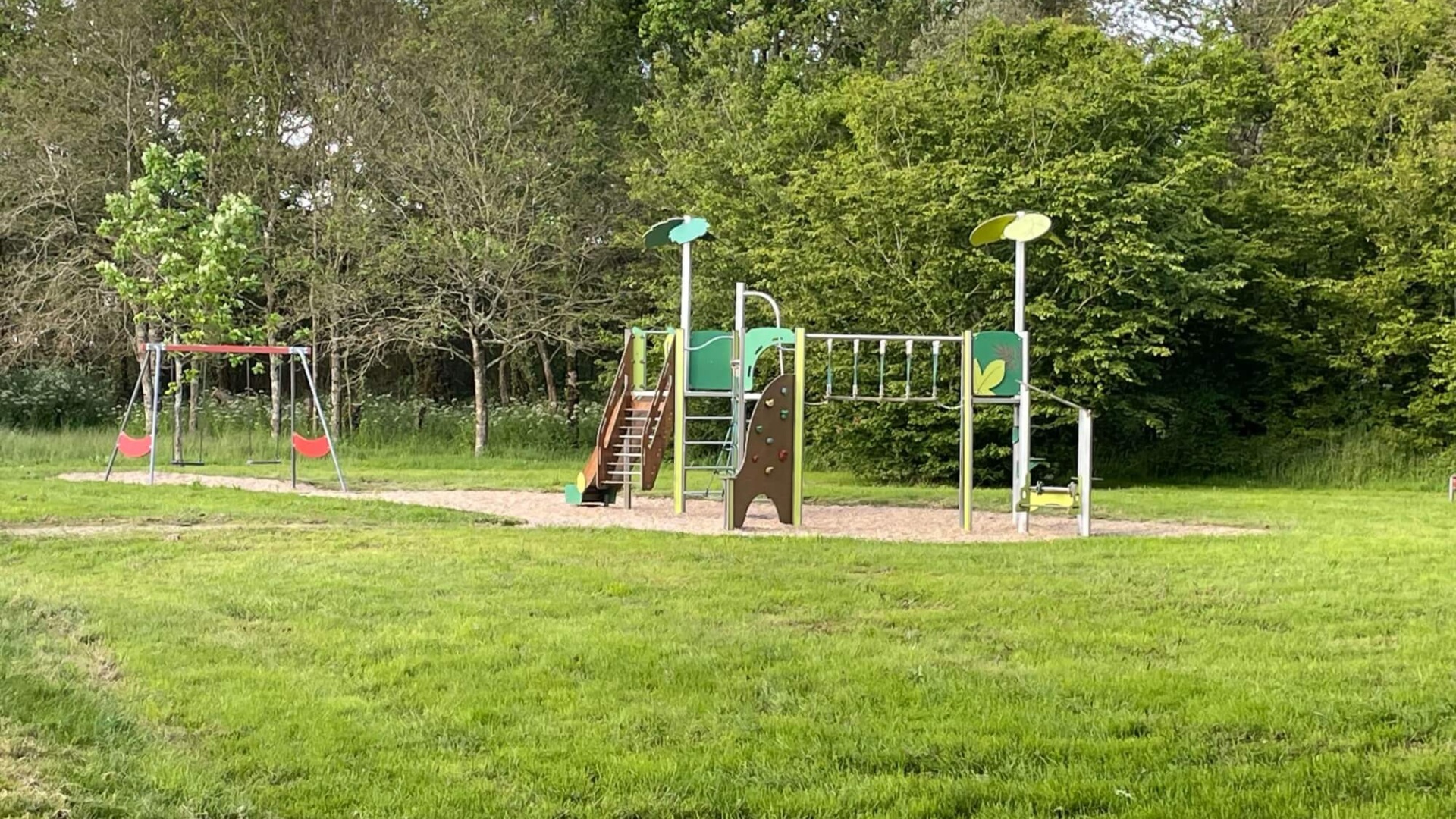 Aire de jeux au lac, proche du camping du grand faydu grand fay