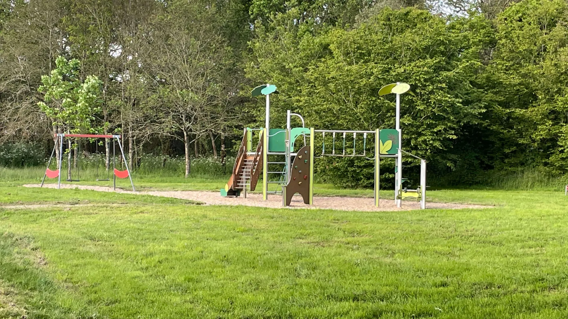 Aire de jeux au lac, proche du camping du grand faydu grand fay