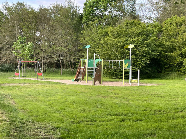 Aire de jeux au lac, proche du camping du grand faydu grand fay