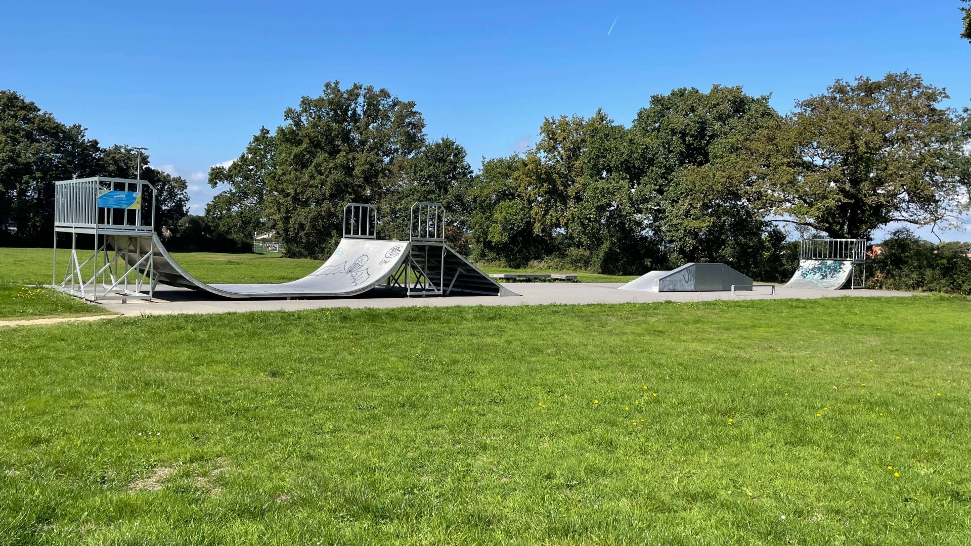 Proche du camping du grand Fay 44 skate park