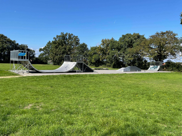 Proche du camping du grand Fay 44 skate park