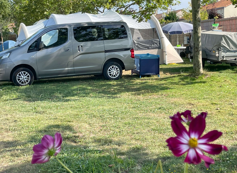 Emplacement camping avec véhicule