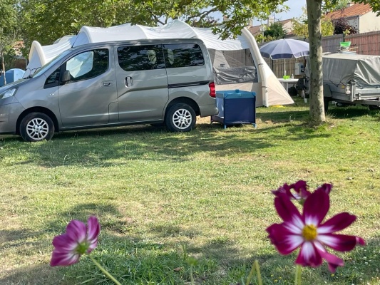 Emplacement camping avec véhicule