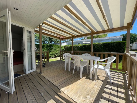 MOBIL-HOME 2 CHAMBRES AVEC SALON DE JARDIN ET BARBECUE CAMPING DU GRAND FAY