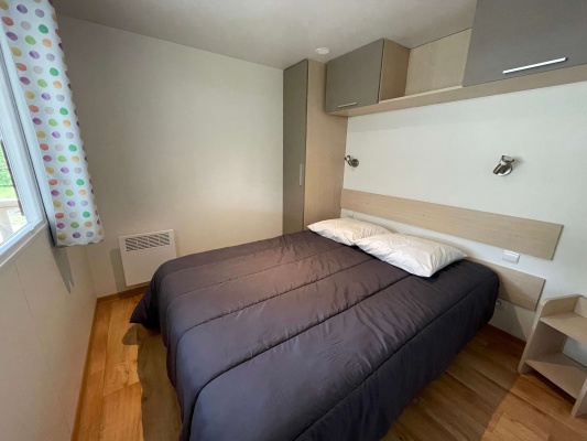 CHAMBRE PARENTALE MOBIL-HOME 2 CHAMBRES CAMPING DU GRAND FAY