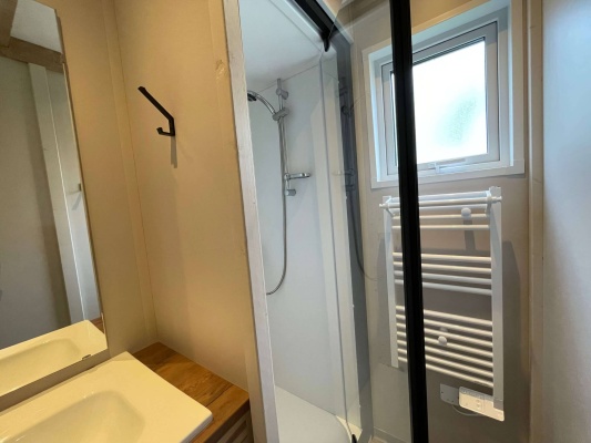 chalet avec salle de bain et wc séparé