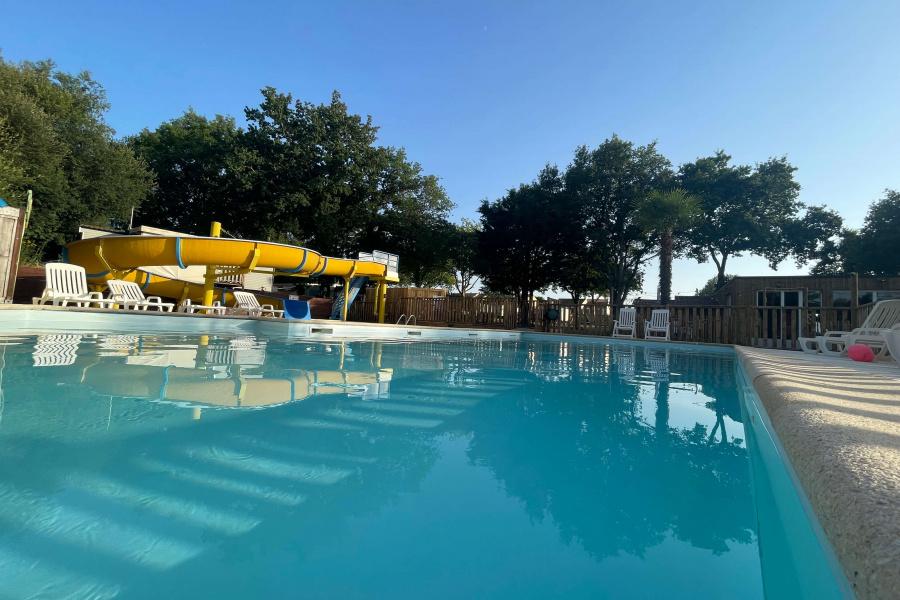 Piscine chauffée avec tobogan dans camping en Loire atlantique