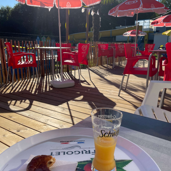 Terrasse-du-snack-Bar-camping-du-grand-fay