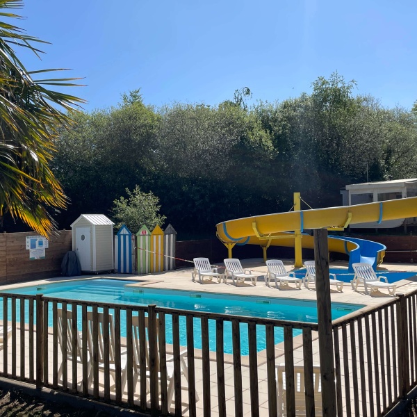 camping avec piscine chauffée et tobogan aquatique en loire atlantique