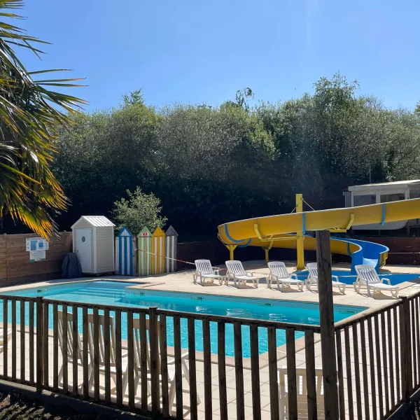 camping avec piscine chauffée et tobogan aquatique en loire atlantique